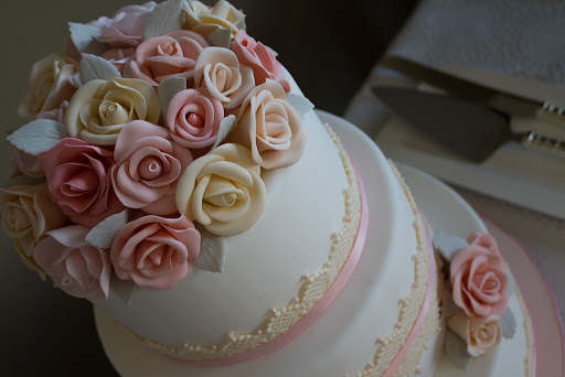 To top it off over two dozen roses Sugar Rose Wedding Cake7