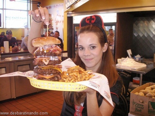 gatas mulheres comendo hamburgers  (7)