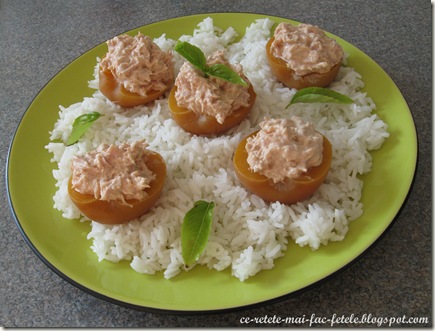 Salată de ton în piersici Salată de ton în piersici