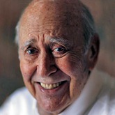 BEVERLY HILLS, CA - SEPTEMBER 30, 2009:  
Carl Reiner, the legendary award winning writer, director and actor photographed at his Beverly Hills home September 30, 2009. Reiner has two new books published. One is a childrens book and the other is a anovella called Just Desserts.  (Al Seib / Los Angeles Times)