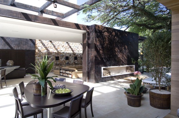 Diseño de una casa imponente donde el exterior y el interior se ...