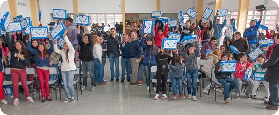 Juan Pablo de Jesús entregó netbooks a alumnos de la Escuela Secundaria Nº 2 de Santa Teresita