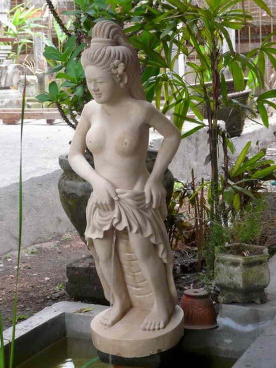 Tribute-To-Peeing-Statues-89
