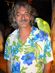 Gerardo Gallardo con la lora Sofía. Foto: Mirabaires.