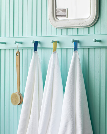 I love this idea of different color tags on towels, everyone will know which towel is theirs.