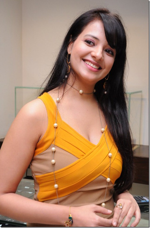 Telugu Actress Saloni Aswani at Hiya Jewellery Event Photos