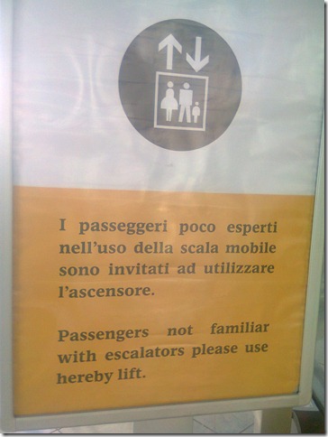 I passeggeri poco esperti nell'uso della scala mobile sono invitati ad utilizzare l'ascensore