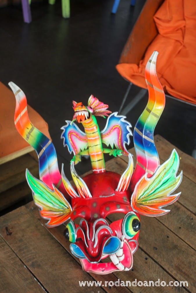 Mascaras típicas del ancestral Perú decoran las mesas. Se nota un parecido con los dragones chinos...