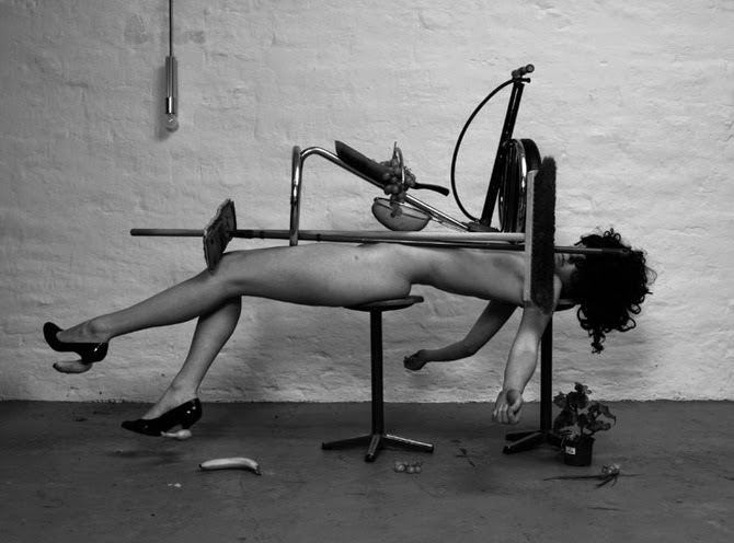 Obnazhennye-devushki-svyazannye-verevkami-Melanie-Bonajo-10-foto