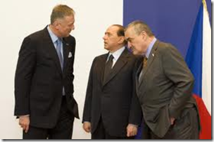 Silvio Berlusconi con Mirek Topolonek (a sinistra) e Karel Schwarzenberg (a destra)