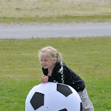 Cecilie og en stor fodbold