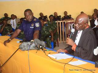 De gauche à droite, en avant plan, le général John Numbi de la Police Nationale Congolaise regarde un des avocats de partie civile devant la barre ce 27/01/2011 à la prison centrale de makala à Kinshasa, lors du procès chebeya. Radio Okapi / Ph. John Bompengo