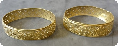 Hoxne_Hoard_two_gold_bracelets_side