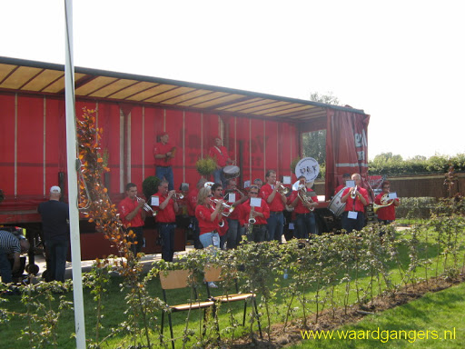 De Waardgangers bij de opening van de kinderboerderij bij Stout's tuincentrum in Bergambacht op 03-09-2011