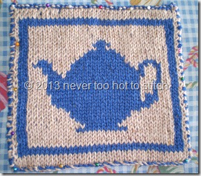 2010 double knit teapot potholder blue on beige