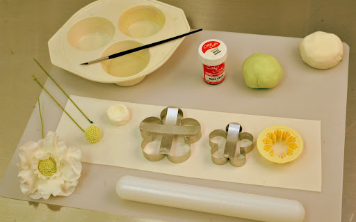 For this type of flower, she uses a completely different set of tools.