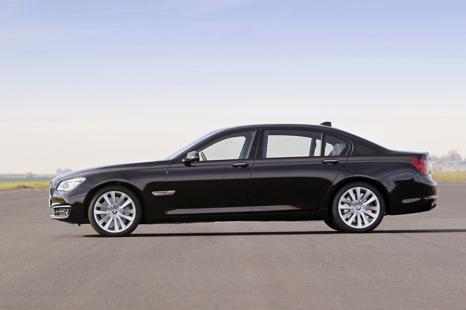 [BMW-V12-7-Series-37%255B2%255D.jpg]