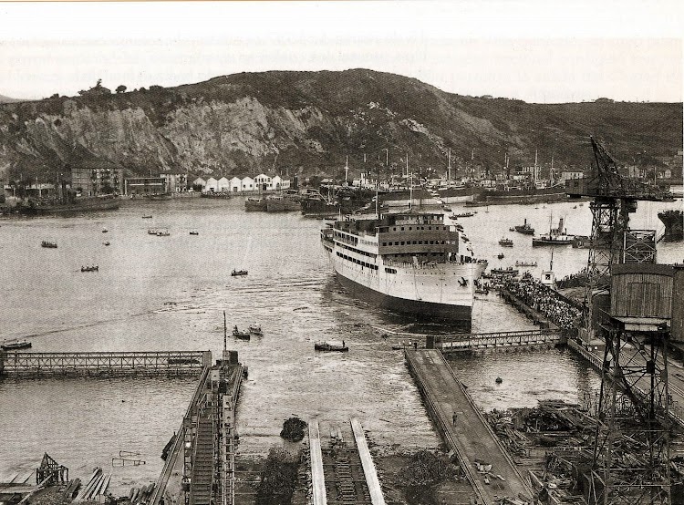 Botadura del buque DOMINE en los astilleros S.E. de C.N. Foto del libro.jpg