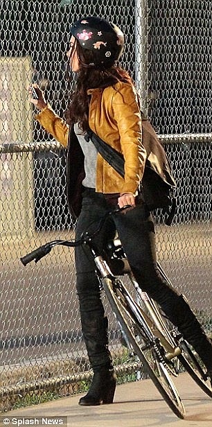April O'Neil Spies on the Foot Clan in Teenage Mutant Ninja Turtles Set Photos 07