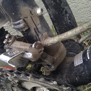 Mon dérailleur de plateau m'ayant lâché au Km 20 (on voit derrière le cadre sur la gauche le restant de câble, bouffé par le plastique du support du garde boue arrière), je l'ai bloqué avec un bout de bois pour rester sur le deuxième plateau... IMAGE00086.jpg