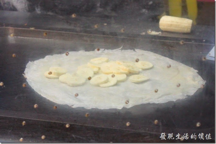 香蕉煎餅其是就是把香蕉切片用煎餅包著，再加上雞蛋及各種醬汁做成的。