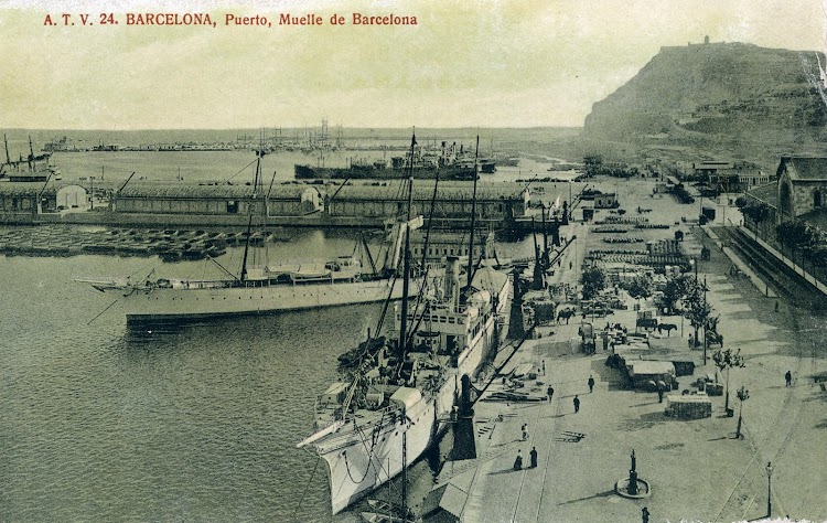 Esplendida foto del LULIO, al fondo, con el BELLVER en primer plano. Ambos buques de la Isleña Marítima. Hacia 1.910. POSTAL.JPG
