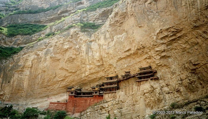 Il tempio sospeso, altro luogo sacro che assai più del WuTai è oggi meta turistica e ha perso completamente i connotati di monastero