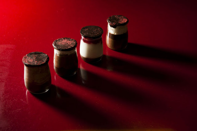REPORTATGE PER EL DOMINICAL ARA TU DEL DIARI ARA SOBRE LES PROPIETATS DE LA XOCOLATA. A LA FOTO APAREIXEN LA XEF ADA PARELLADA I EL XEF JORDI CREUS A LA CUINA DEL RESTAURANT ABAC JUGANT NUS AMB XOCOLATA I UNS POSTRES QUE HAN PREPARAT ELLS. FOTO FERRAN FORNÉ DIARI ARA