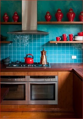 I love how the colors transition from emerald paint to turquoise tiles on this wall, and the collection of red vessels are so fun! (vi.sualize.us) I love how the colors transition from emerald paint to turquoise tiles on this wall, and the collection of red vessels are so fun! (vi.sualize.us)