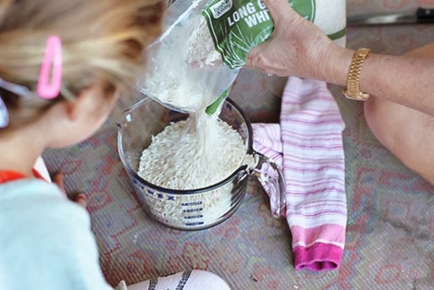 Use arroz e uma meia para fazer uma bolsa de água quente caseira. meia e arroz bolsa dagua
