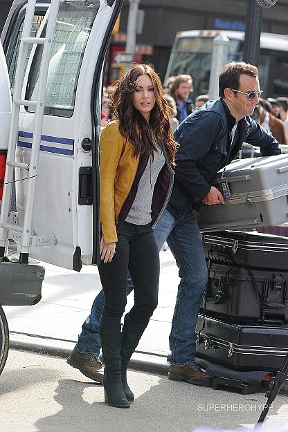 Megan Fox April O'Neil sárga dzsekijében 03