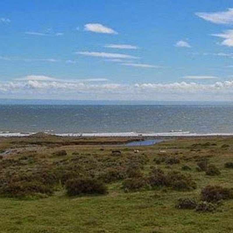 Una strada costiera borda Bahía Inútil in un interminabile susseguirsi di piccoli villaggi e insenature.