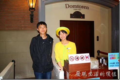 日本北九州-豪斯登堡。「德姆特倫高塔」有穿著全黃色的可愛電梯小姐，瞇著眼眼睛笑得燦爛。