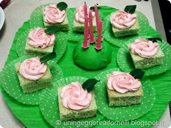 quadrotti pan spagna farina farro amido mais maizena yogurt greco vaniglia bocchetta 2d wilton marmellata susine rose quadrotti pan spagna farina farro amido mais maizena yogurt greco vaniglia bocchetta 2d wilton marmellata susine rose