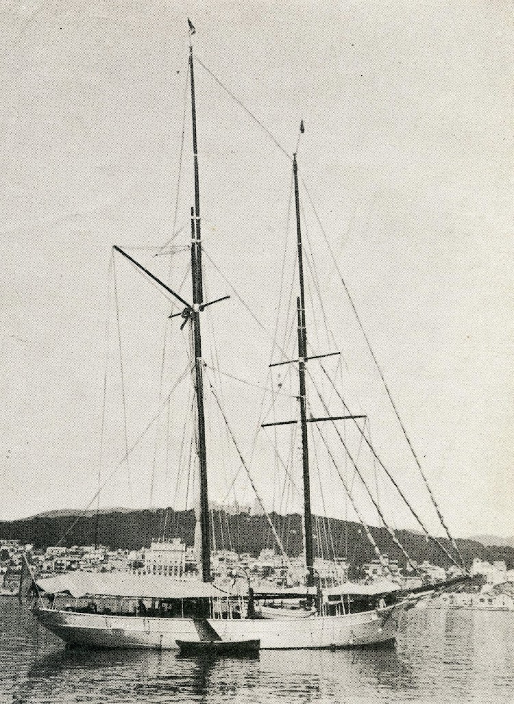 El SERVA-LA-BARI en el puerto de Palma. De la revista Journal de la Marine. Le Yacht. Año 1933.jpg