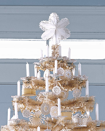 A doily tree topper looks beautiful on this pale gold tree. (marthastewart.com)