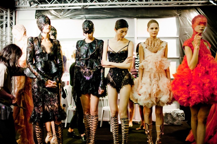 [alexander-mcqueen-rtw-ss2012-candids%255B30%255D.jpg]