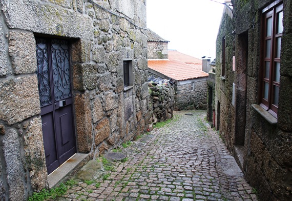 Belmonte - rua ao redor do castelo 4