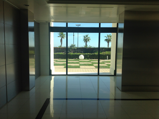 <Img src = "image.jpg" alt = "hotel las arenas, valencia, sala de exposiciones">