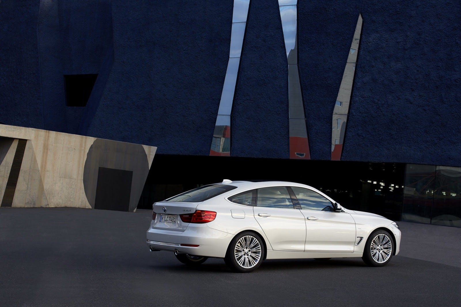 BMW-3-GT-CarScooP33%5B2%5D.jpg