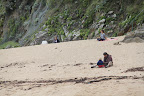 Barbara en Joris spelen op het strand