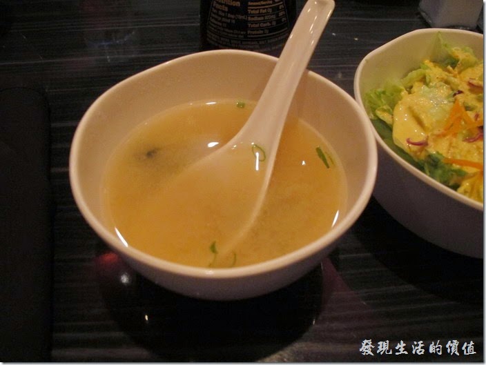美國-路易斯威爾(Louisville) Sake Blue日本料理。點了綜合壽司之後，這碗味噌湯（Miso soup，定價US$2.0）也是附送的。這味噌湯喝起來就跟王子麵的湯頭一樣。