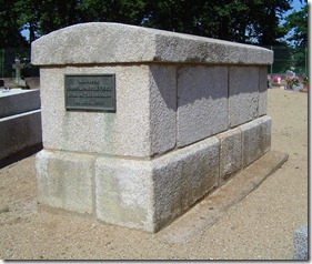 Le curé Prévert occupe le tombeau du curé Eraud dans le nouveau cimetière mais le premier occupant n'est pas signalé sur la plaque Le curé Prévert occupe le tombeau du curé Eraud dans le nouveau cimetière mais le premier occupant n'est pas signalé sur la plaque