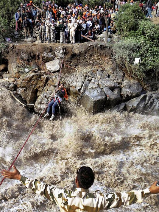 A rope is used to rescue pilgrims trapped by flood waters in northern India on 20 June 2013. Photo: AP