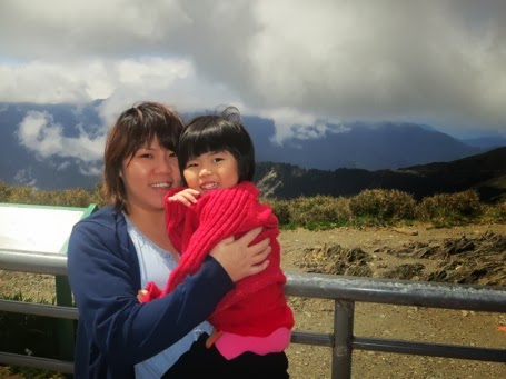 yining-with-mummy-at-wuling.JPG Yining and Mummy at 武岭