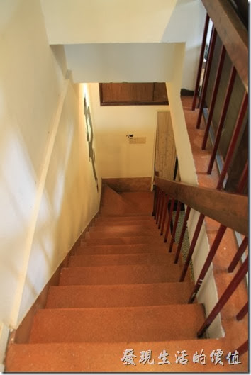 「小巷裡的拾壹號」連接一、二樓的磨石子樓梯，似乎較早期房子的樓梯都是這樣子小小又很陡的模樣，應該是為了省空間吧！。