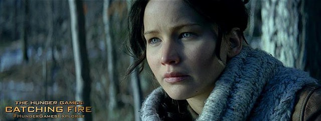 Katniss Everdeen az erdőből figyel!