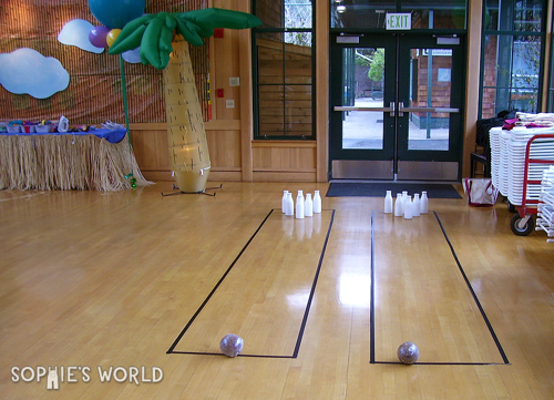 Monkey party coconut bowling