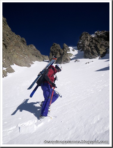 Canal Central SO 200m 50º con esquis (Pico de la Montañeta 2552m, Benasque, Pirineos) (Isra) 3343