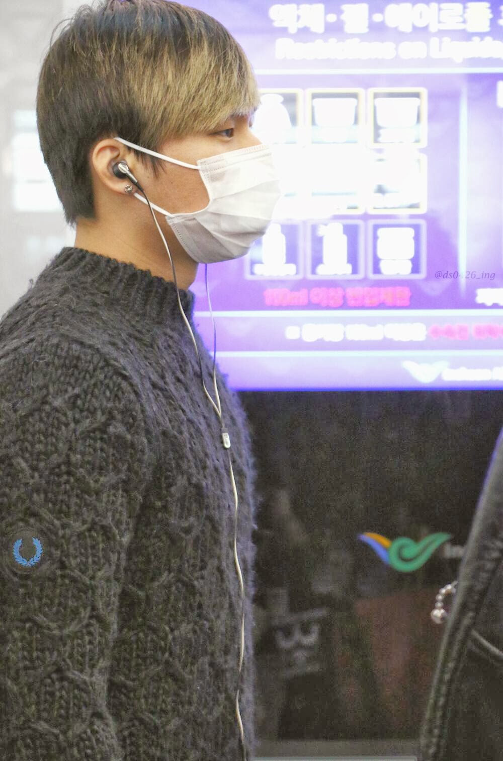 Big Bang - Incheon Airport - 06dec2013 - Dae Sung - Fan - 01.jpg